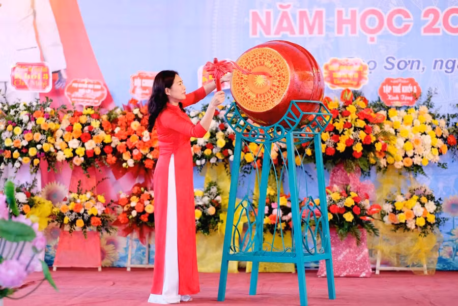 Cô giáo Lê Thị Hồng Yến, Bí thư Chi bộ, Hiệu trưởng Trường Tiểu học Thọ Sơn đánh trống khai trường năm học mới.