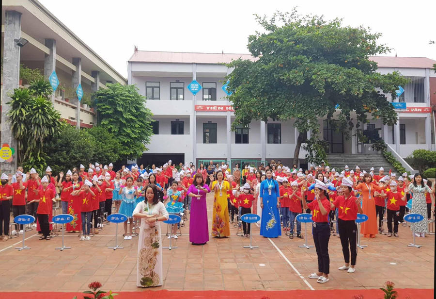 Cô trò Trung tâm Bảo trợ Trẻ em mồ côi, tàn tật Việt Trì (Phú Thọ) thực hiện nghi lễ chào cờ, hát quốc ca bằng những cử chỉ “đặc biệt”. Cô trò Trung tâm Bảo trợ Trẻ em mồ côi, tàn tật Việt Trì (Phú Thọ) thực hiện nghi lễ chào cờ, hát quốc ca bằng những cử chỉ “đặc biệt”.