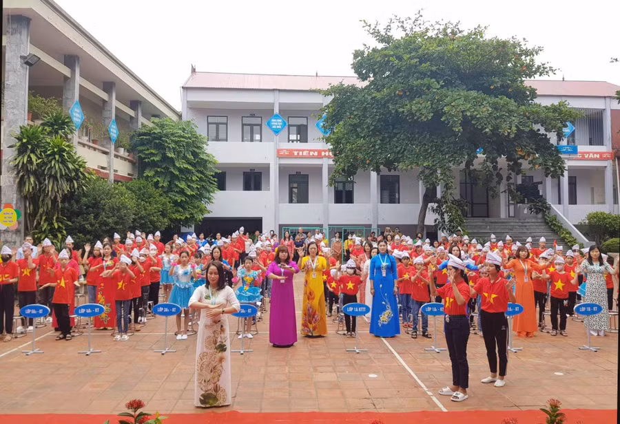 Cô trò Trung tâm Bảo trợ Trẻ em mồ côi, tàn tật Việt Trì (Phú Thọ) thực hiện nghi lễ chào cờ, hát quốc ca bằng những cử chỉ “đặc biệt”.