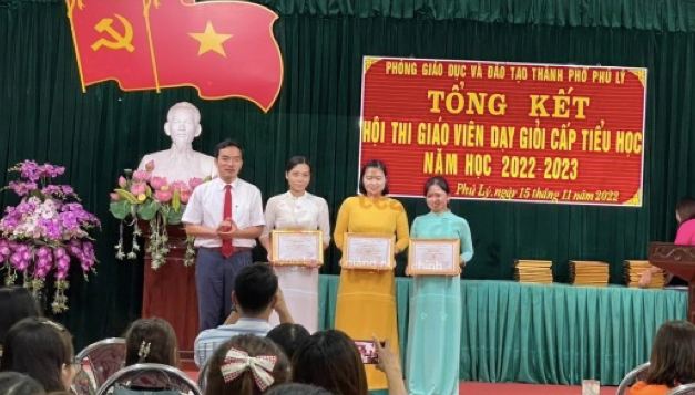Cô giáo Trần Thị Như Quỳnh và các đồng nghiệp nhận Giấy khen tại Hội thi Giáo viên dạy giỏi. Cô giáo Trần Thị Như Quỳnh và các đồng nghiệp nhận Giấy khen tại Hội thi Giáo viên dạy giỏi.