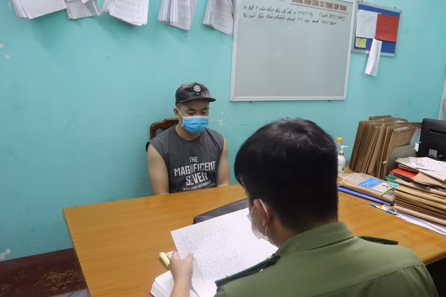 Lái xe cứu thương Phạm Công Hải Long tại cơ quan công an