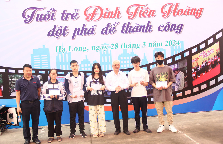 TS Nguyễn Tùng Lâm trao thưởng cho các lớp đoạt giải văn nghệ. TS Nguyễn Tùng Lâm trao thưởng cho các lớp đoạt giải văn nghệ.