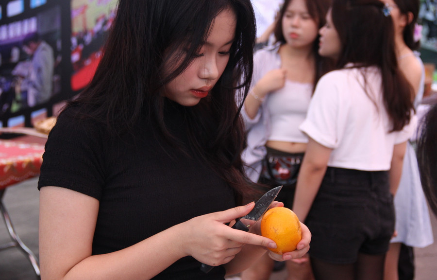 Hướng dẫn nữ sinh 'nữ công gia chánh'. Hướng dẫn nữ sinh 'nữ công gia chánh'.