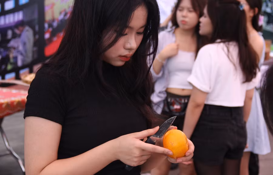 Hướng dẫn nữ sinh 'nữ công gia chánh'.