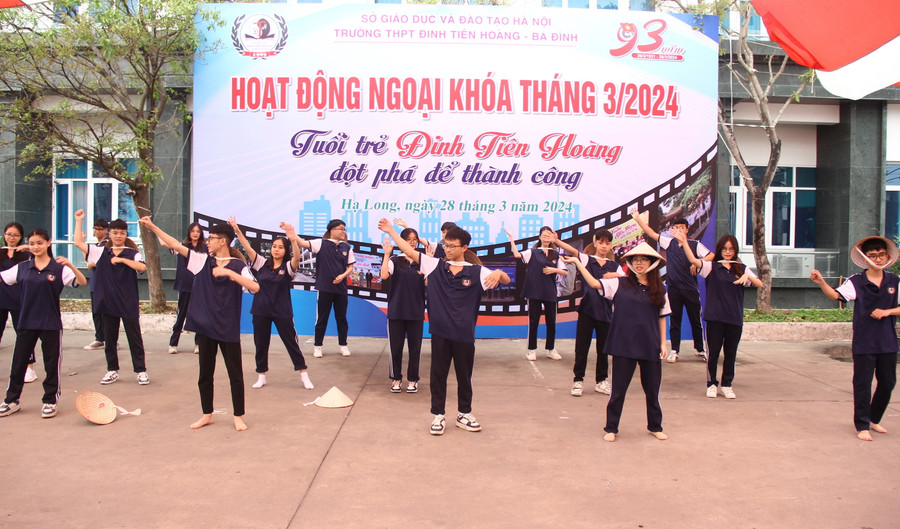 Hoạt động ngoại khóa còn có nhiều trò chơi, giao lưu văn hóa, văn nghệ dành cho thầy - trò Trường THPT Đinh Tiên Hoàng. Hoạt động ngoại khóa còn có nhiều trò chơi, giao lưu văn hóa, văn nghệ dành cho thầy - trò Trường THPT Đinh Tiên Hoàng.