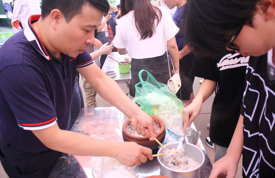 Công tác chuẩn bị trưng bày và giới thiệu sản phẩm. Công tác chuẩn bị trưng bày và giới thiệu sản phẩm.