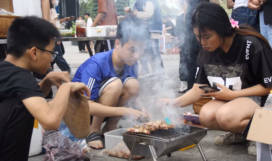 Thông qua hội chợ ẩm thực, giáo dục học sinh kỹ năng sống, biết phục vụ bản thân và người khác.