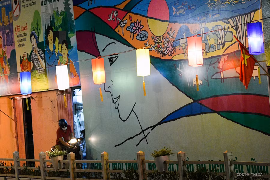 Đường ven hồ Trúc Bạch " lột xác" với con đường sắc màu và hàng trăm chiếc đèn lồng ảnh 4