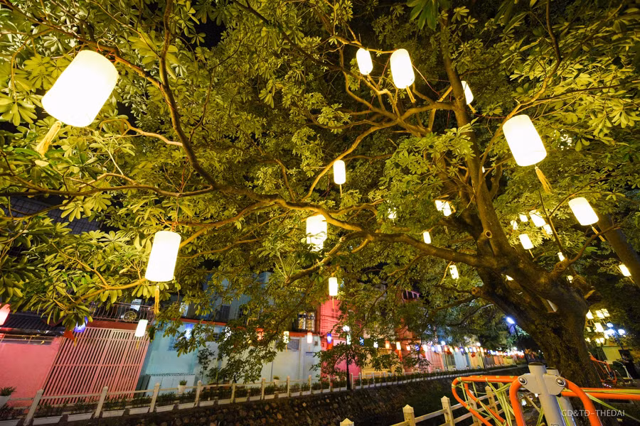 Đường ven hồ Trúc Bạch " lột xác" với con đường sắc màu và hàng trăm chiếc đèn lồng ảnh 11