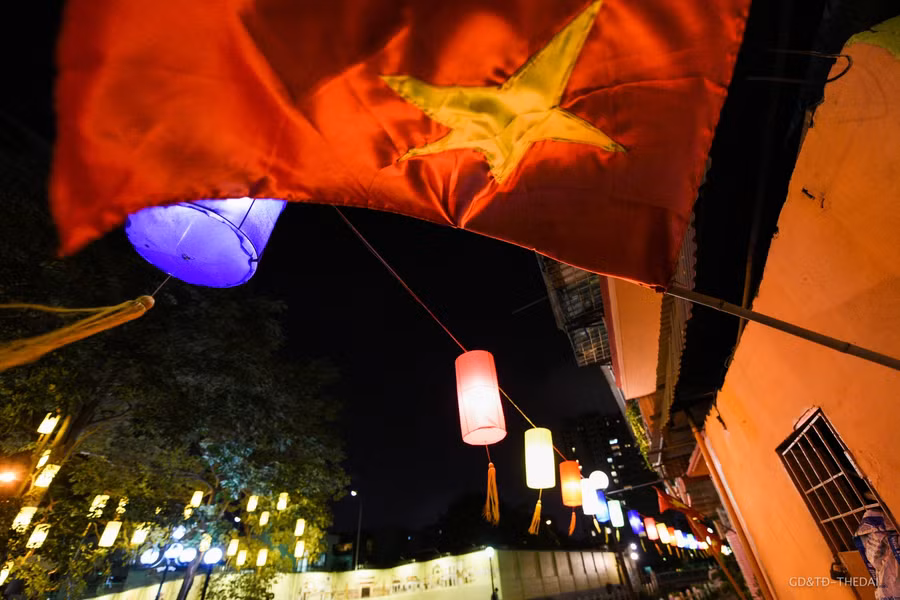 Con đường càng thêm lung linh về đêm khi 200 chiếc đèn lồng cùng được bật sáng.