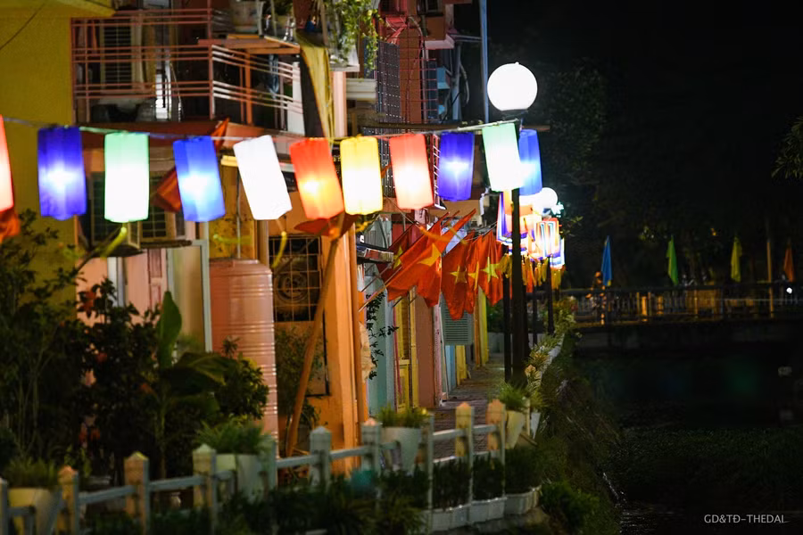 Đường ven hồ Trúc Bạch " lột xác" với con đường sắc màu và hàng trăm chiếc đèn lồng ảnh 7