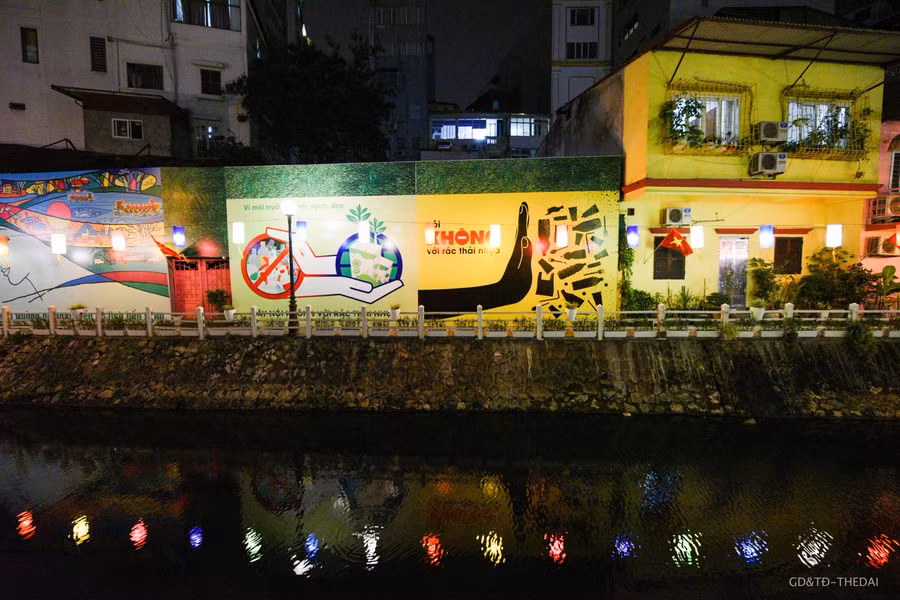 Đường ven hồ Trúc Bạch " lột xác" với con đường sắc màu và hàng trăm chiếc đèn lồng ảnh 3