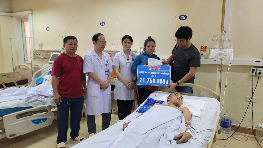 Đại diện báo GD&amp;TĐ khu vực Bắc Trung bộ trao số tiền 21.750.000 cho gia đình em Vũ Tuấn Phan.