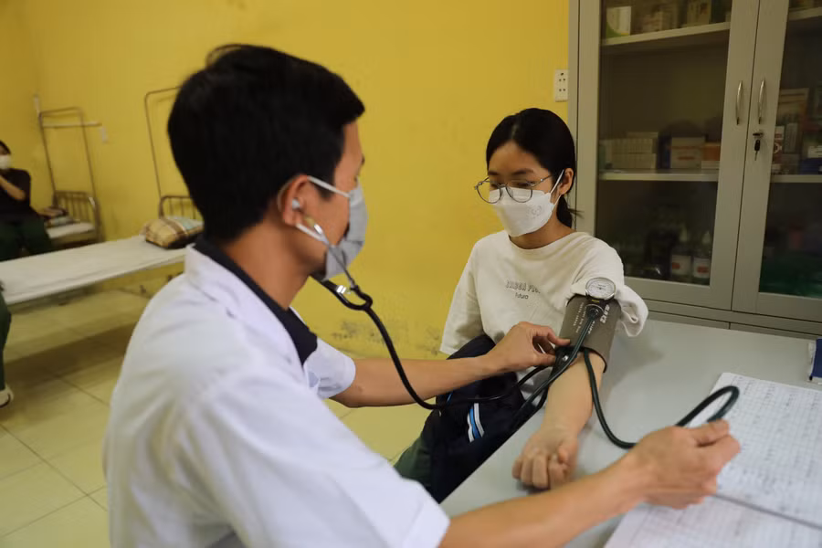 Trong thời gian học tập tại Phân hiệu Trường Đại học Sư phạm Hà Nội tỉnh Hà Nam, các sinh viên luôn được cán bộ y tế theo dõi, chăm sóc sức khỏe.