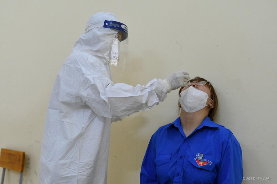 Lấy mẫu xét nghiệm của thí sinh.