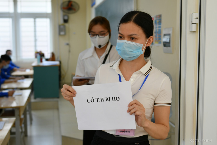 Đối với trường hợp giả định khi đang làm bài thi có thí sinh bị ho, giám thị sẽ thông báo. Sau đó cán bộ y tế sẽ đưa thí sinh xuống phòng cách ly tạm thời.