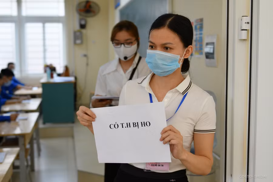 Đối với trường hợp giả định khi đang làm bài thi có thí sinh bị ho, giám thị sẽ thông báo. Sau đó cán bộ y tế sẽ đưa thí sinh xuống phòng cách ly tạm thời.