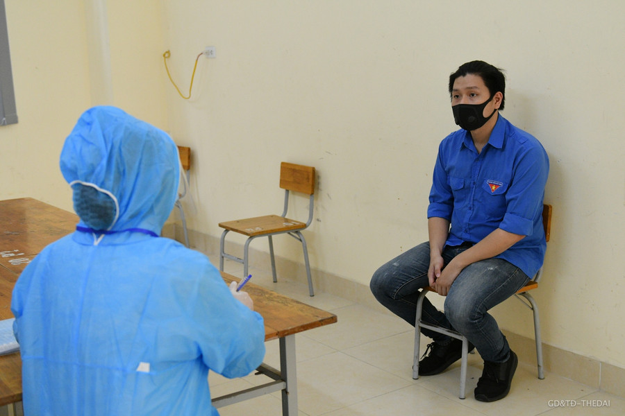 Bên trong phòng cách ly, thí sinh sẽ được cán bộ y tế tiến hành khai báo y tế.