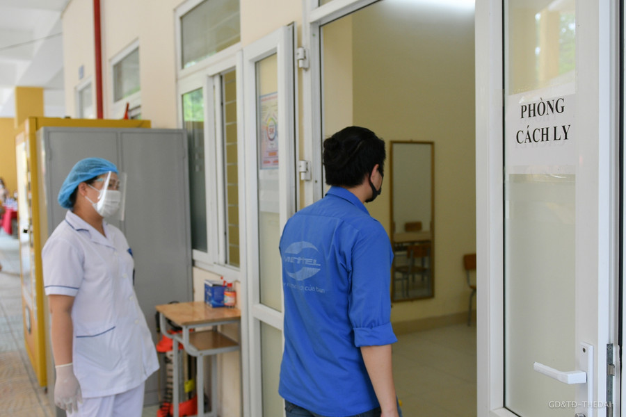 Khi phát hiện thí sinh có thân nhiệt cao, sốt, cán bộ y tế sẽ dẫn thí sinh đi đường riêng để vào trong phòng cách ly tạm thời.