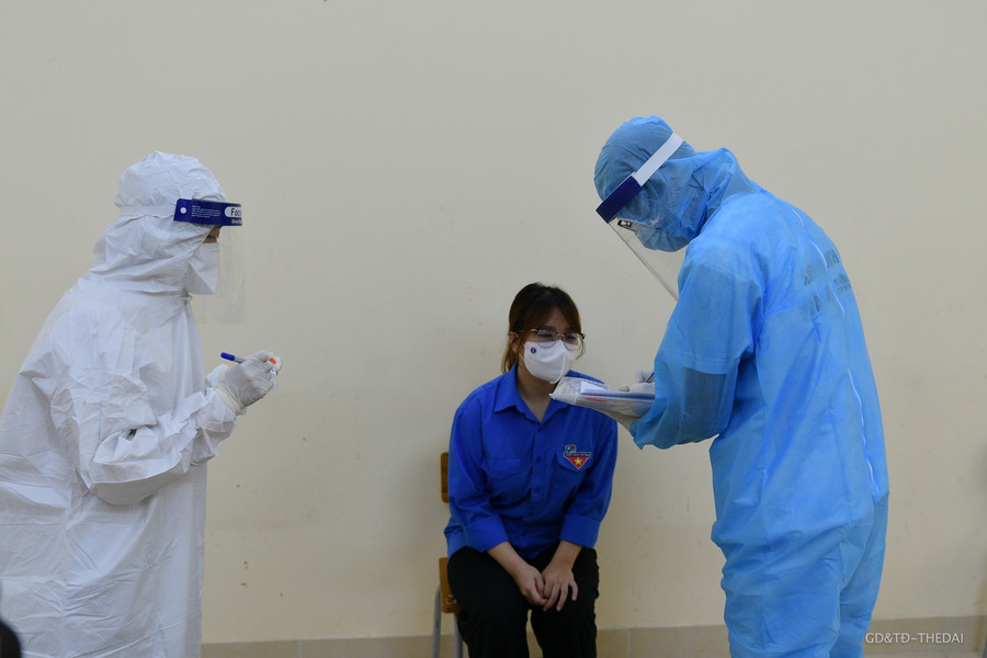 Đối với thí sinh nghi dương tính với Covid-19, cán bộ y tế sẽ tiến hành điều tra dịch tễ.