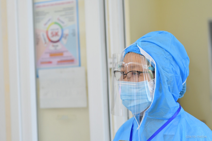 Cán bộ y tế tiến hành khử khuẩn toàn bộ trước khi ra khỏi phòng cách ly.