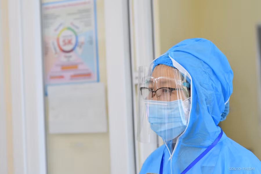 Cán bộ y tế tiến hành khử khuẩn toàn bộ trước khi ra khỏi phòng cách ly.