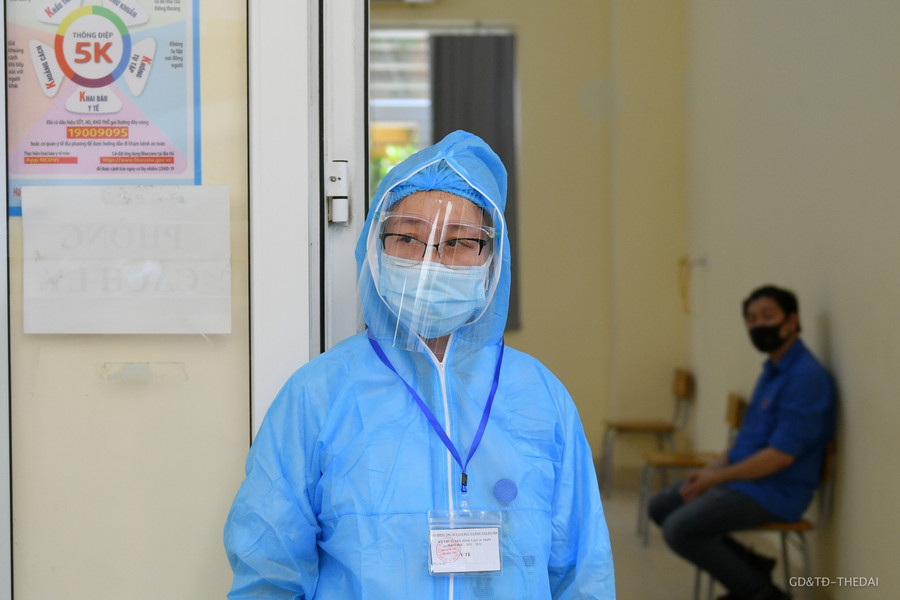 Sau khi khai báo y tế, cán bộ y tế sẽ đánh giá và báo cáo với trưởng điểm thi để cho thí sinh lên làm bài thi tại phòng thi riêng.