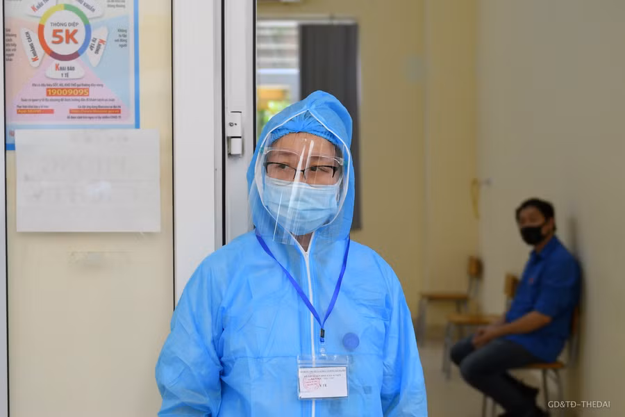 Sau khi khai báo y tế, cán bộ y tế sẽ đánh giá và báo cáo với trưởng điểm thi để cho thí sinh lên làm bài thi tại phòng thi riêng.