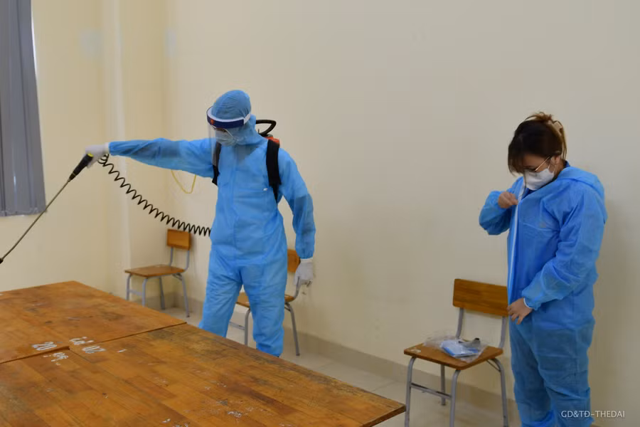 Thí sinh nghi dương tính sẽ được mặc đồ bảo hộ y tế.