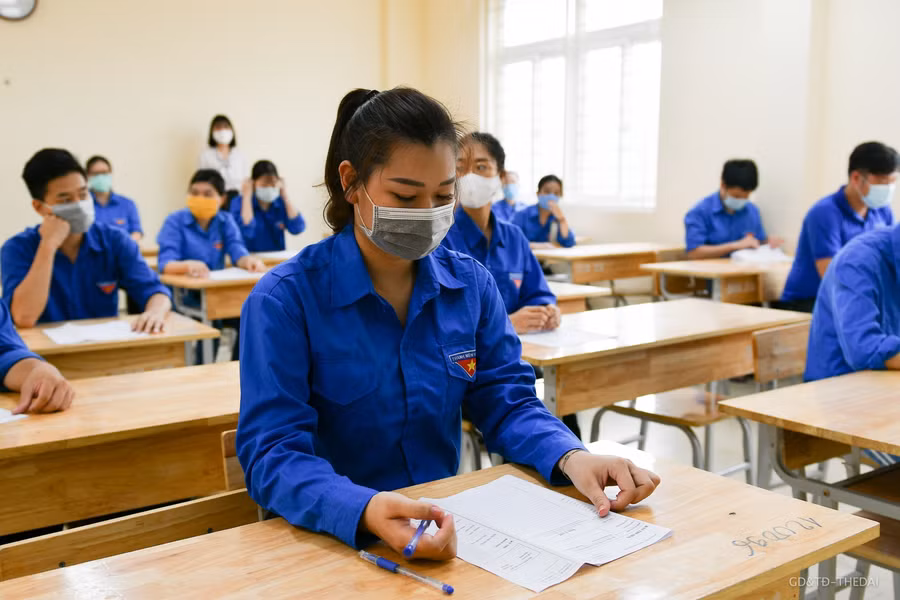 Tại phòng thi, thí sinh ngồi giãn cách, so le nhau.