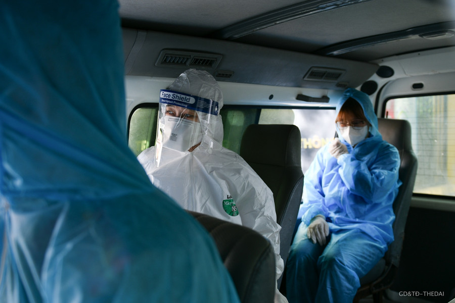 Sau đó di chuyển ra xe cứu thương và được đưa đến bệnh viện theo đúng quy định.