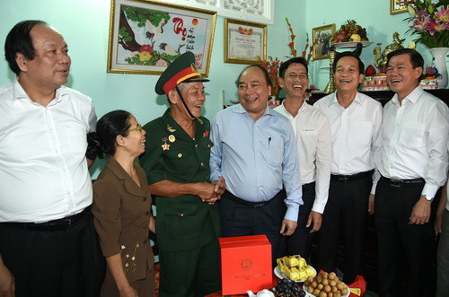 Thủ tướng Nguyễn Xuân Phúc đã đến thăm hỏi, tặng quà cựu chiến binh Phạm Văn Đực Thủ tướng Nguyễn Xuân Phúc đã đến thăm hỏi, tặng quà cựu chiến binh Phạm Văn Đực