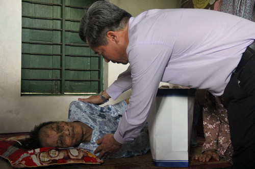 Đoàn công tác đã đến thăm và tặng quà cho Mẹ Việt Nam anh hùng Nguyễn Thị Lự