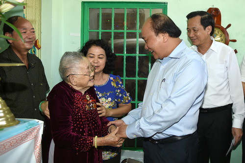 Thủ tướng Nguyễn Xuân Phúc đã đến thăm hỏi, tặng quà Mẹ Việt Nam Anh hùng Võ Thị Ngọ Thủ tướng Nguyễn Xuân Phúc đã đến thăm hỏi, tặng quà Mẹ Việt Nam Anh hùng Võ Thị Ngọ