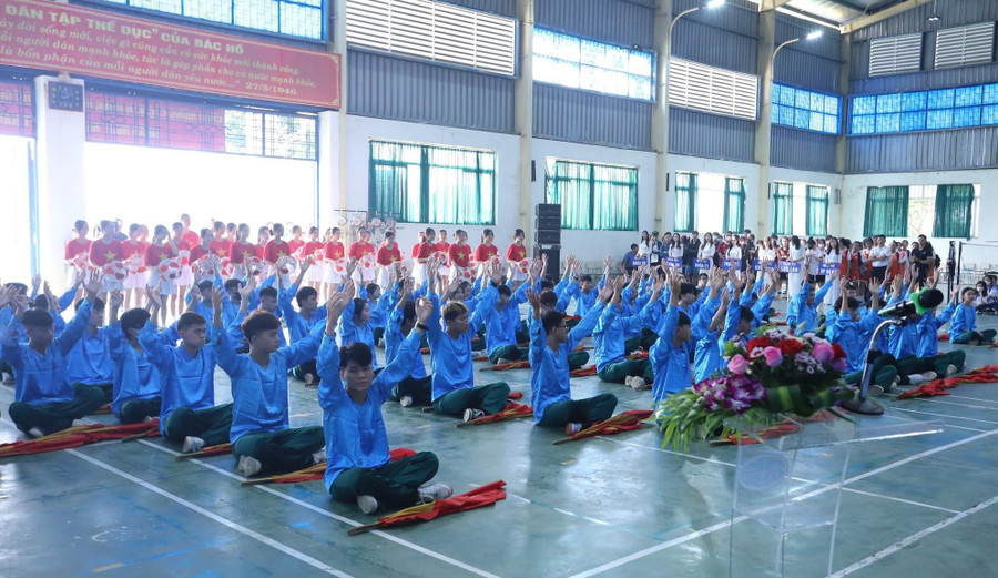 Màn đồng diễn với sự tham gia của hơn 200 sinh viên ngành Quản lý Kinh doanh đem đến không khí sôi động tại lễ khai mạc. Màn đồng diễn với sự tham gia của hơn 200 sinh viên ngành Quản lý Kinh doanh đem đến không khí sôi động tại lễ khai mạc.