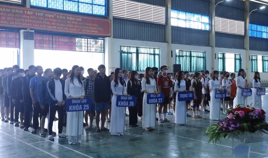 Các đội tham gia giải bóng đá nam, nữ sinh viên Trường ĐH Kinh doanh và Công nghệ Hà Nội.