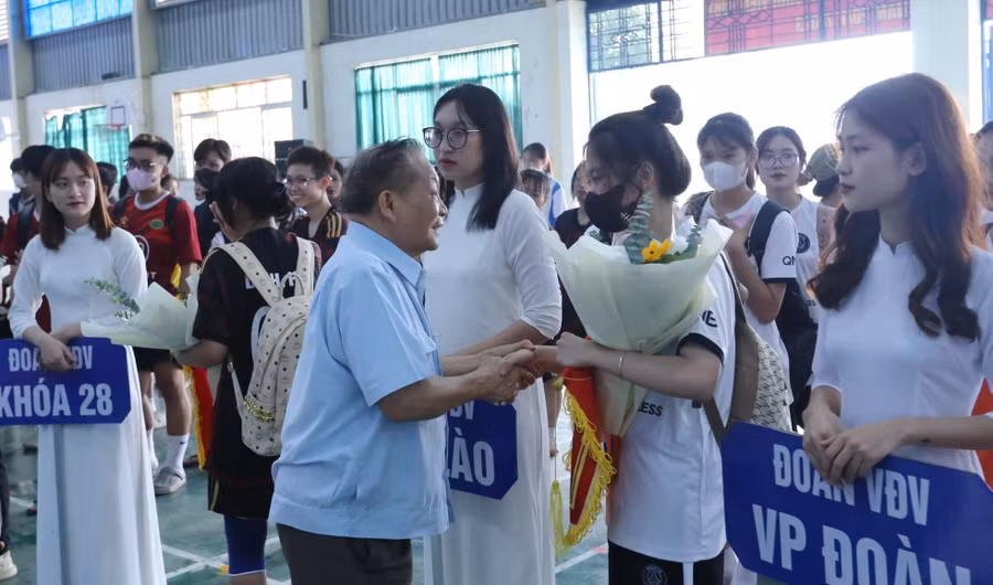 PGS.TS Hà Đức Trụ tặng hoa, động viên các đội tham gia.