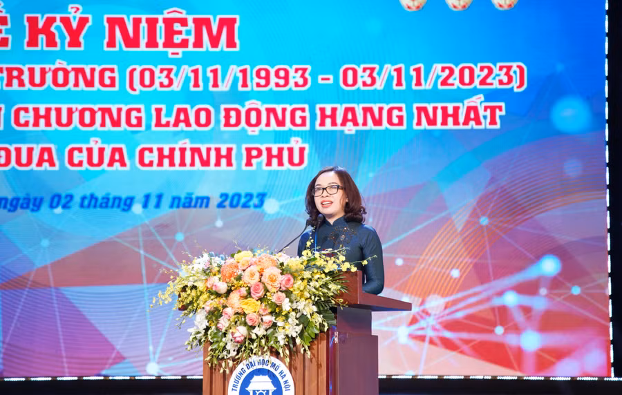 PGS.TS Nguyễn Thị Nhung - Hiệu trưởng Trường ĐH Mở Hà Nội trình bày diễn văn kỷ niệm 30 thành lập trường.