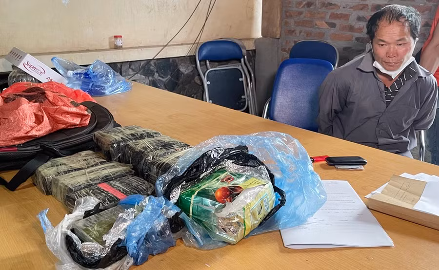 Đối tượng Giàng Seo Chúng cùng tang vật của vụ án.