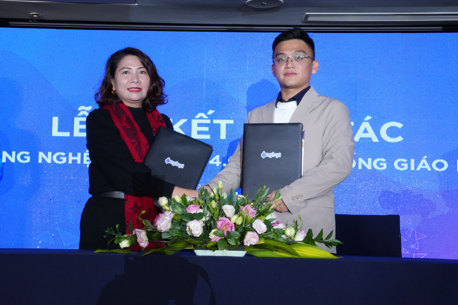 Cũng trong họp báo, các khách mời đã cùng chứng kiến Lễ ký kết hợp tác giữa Công ty Công nghệ ITSOL và đại diện các hệ thống trường học, trung tâm giáo dục đầu tiên thí điểm ứng dụng sản phẩm công nghệ giáo dục Ông Bụt AI trong công tác quản lý và học tập. Cũng trong họp báo, các khách mời đã cùng chứng kiến Lễ ký kết hợp tác giữa Công ty Công nghệ ITSOL và đại diện các hệ thống trường học, trung tâm giáo dục đầu tiên thí điểm ứng dụng sản phẩm công nghệ giáo dục Ông Bụt AI trong công tác quản lý và học tập.