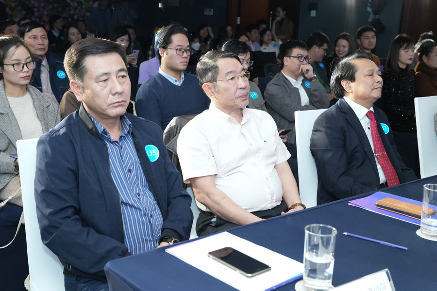 Họp báo được sự quan tâm của đông đảo giáo viên, phụ huynh, báo chí. Họp báo được sự quan tâm của đông đảo giáo viên, phụ huynh, báo chí.