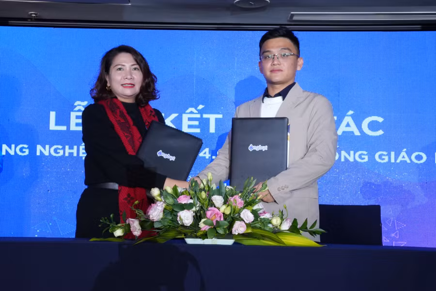 Cũng trong họp báo, các khách mời đã cùng chứng kiến Lễ ký kết hợp tác giữa Công ty Công nghệ ITSOL và đại diện các hệ thống trường học, trung tâm giáo dục đầu tiên thí điểm ứng dụng sản phẩm công nghệ giáo dục Ông Bụt AI trong công tác quản lý và học tập.