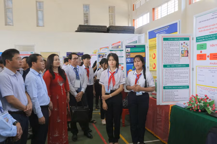 Lãnh đạo Sở GD&ĐT Quảng Trị tham quan các dự án học sinh dự thi.