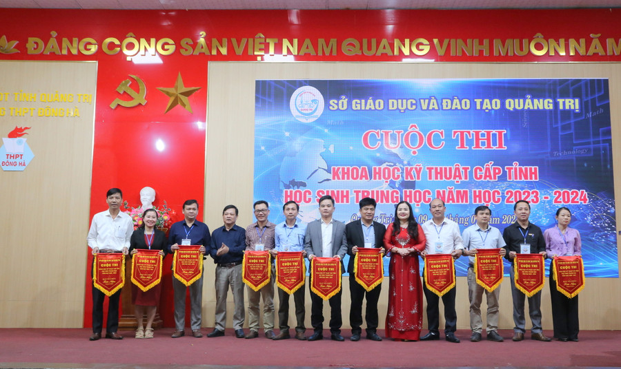 TS Lê Thị Hương, Giám đốc Sở GD&amp;ĐT Quảng Trị trao cờ lưu niệm cho các đơn vị, trường học.