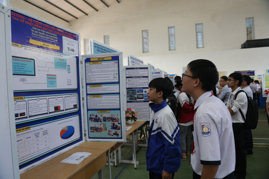 Học sinh tham dự cuộc thi KHKT cấp tỉnh.