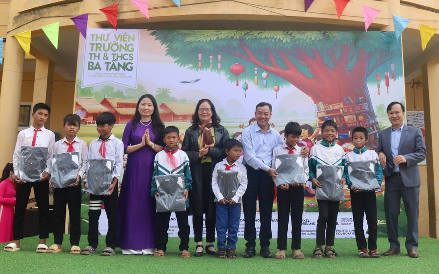 Trao tặng áo ấm cho học sinh hoàn cảnh khó khăn. Trao tặng áo ấm cho học sinh hoàn cảnh khó khăn.