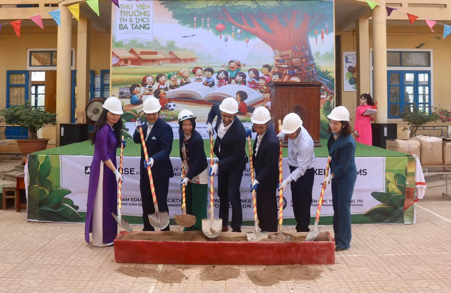 Nghi thức khởi công xây dựng thư viện trường học ở Trường Ba Tầng.