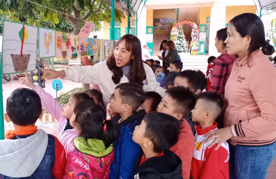 Giờ ngoại khóa của cô trò Trường Mầm non Hải Tân, huyện Hải Hậu