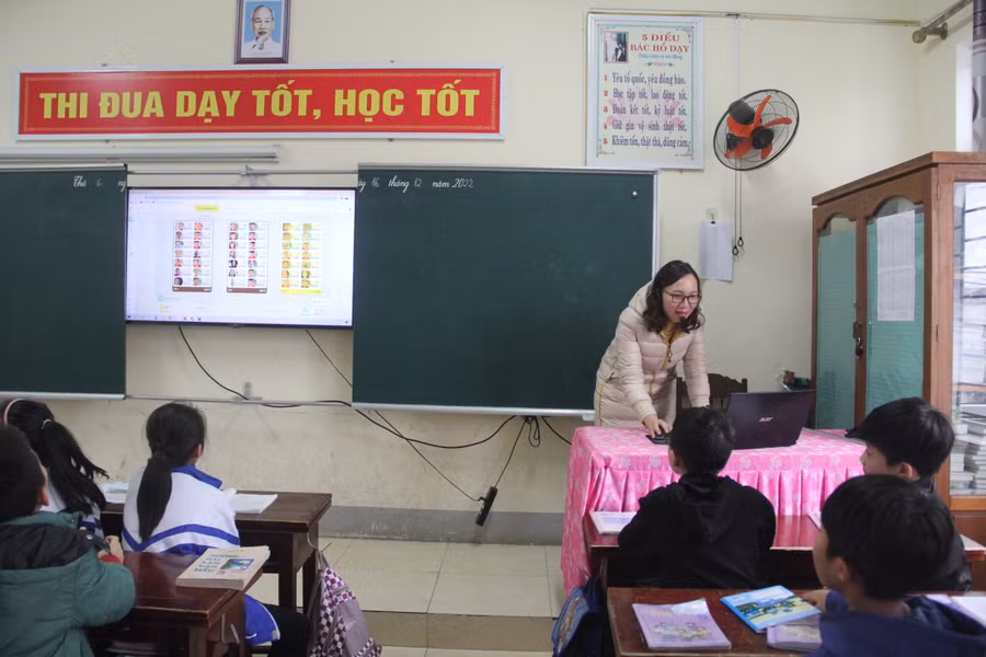 100% trường học ứng dụng công nghệ thông tin vào hoạt động quản lý và dạy học. Ảnh: Phương Hồ