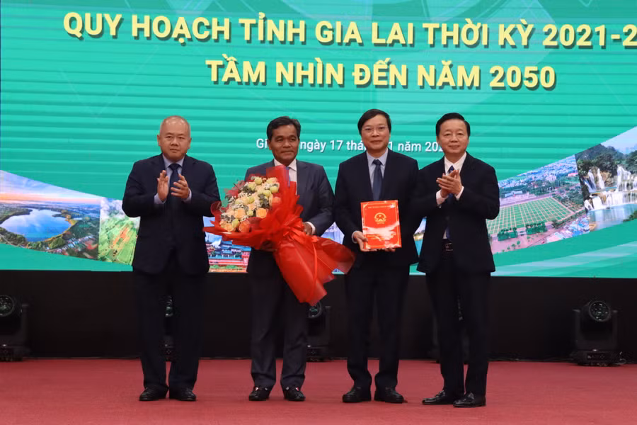 Phó Thủ tướng Trần Hồng Hà trao công bố quy hoạch cho lãnh đạo tỉnh Gia Lai.